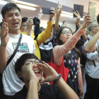 Jóvenes antigubernamentales celebran el resultado de las elecciones en Hong Kong, este domingo.-KIN CHEUNG (AP)