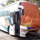 Foto del autobús que colisionó con la furgoneta en la que viajaba un numeroso grupo de peregrinos.-AP