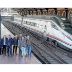 Integrantes de la Asociación de Usuarios del AVE de Valladolid posan en Campo Grande junto a uno de los trenes.-PABLO REQUEJO (PHOTOGENIC)