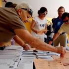 Votantes eligen papeletas en un colegio electoral de Madrid en las elecciones generales del 26 de junio de 2016.-JUAN MANUEL PRATS