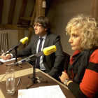 Puigdemont, junto a Mónica Terribas, en Bruselas, hace unos meses.-EL PERIÓDICO