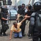 Imagen de las fuerzas de seguridad deteniendo a un simpatizante de Mohammed Mursi el 14 de agosto de 2013.-Foto: AP