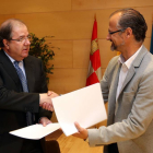 El presidente del PP de Castilla y León, Juan Vicente Herrera, y el delegado autonómico de Ciudadanos, Luis Fuentes, se reúnen en Valladolid para firmar el documento por la regeneración democrática-Ical