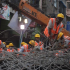 Trabajadores de emergencias indios en las tareas de rescate tras el derrumbamiento de un puente en Calcuta, India.-DIBYANGSHU SARKAR