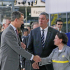 El monarca saluda a una trabajadora, en presencia de José Vicente de los Mozos durante su visita a la planta de Renault en Palencia.-J. M. LOSTAU