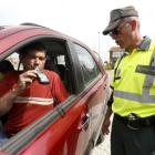La Dirección General de Tráfico intensifica los controles preventivos de alcohol y drogas.-ICAL