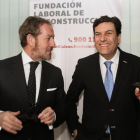 El consejero de Empleo, Carlos Fernández Carriedo (D) y el presidente de la Fundacion Laboral de la Construcción, Javier Vega (I), en la clausura del programa 2016 y presentación del programa 2017 de Apoyo en prevención a empresas del sector de construcci-ICAL