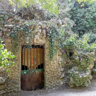 Puerta de entrada a la gruta del Campo Grande que hay junto a la cascada.-J.M. LOSTAU