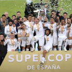Los jugadores del Madrid celebran la Supercopa de Yeda.-JUANJO MARTÍN