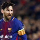 Messi recorta a dos jugadores del Athletic.-JORDI COTRINA