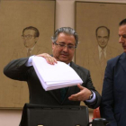 El ministro del Interior, Juan Ignacio Zoido, en el centro, este martes en el Congreso.-DAVID CASTRO