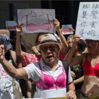 Los manifestantes salieron la la calle en sujetador para protestar en contra de la acusación contra una mujer por atacar a un policía con sus pechos.-Foto: EFE / JEROME FAVRE