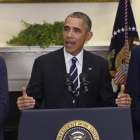 Obama (centro), junto a Biden (derecha) y Kerry, en la Casa Blanca, este viernes.-AP / SUSAN WALSH