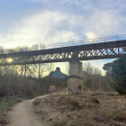 Imagen del puente de hierro de Peñafiel que se convertirá en pasarela peatonal, con el castillo al fondo.-A.P.