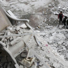 Niños frente a la destrucción en la ciudad de Arbin, en el este de Siria.-/ AFP / ABDULMONAM EASSA