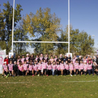 El equipo femenino del club colegial posa con los petos rosas de apoyo a la lucha contra el cáncer.-ANA PLAZA