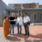 El concejal de Seguridad y Movilidad, Luis Vélez, se reúne con los vecinos de Villa del Prado.-PABLO REQUEJO / PHOTOGENIC