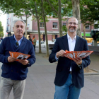 El candidato de Ciudadanos a la Presidencia de la Junta, Luis Fuentes, reparte información en Valladolid. Junto a él, el candidato a la alcaldía de Valladolid, Jesús Presencio-Ical