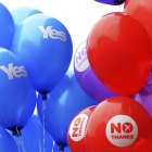 Partidarios del Sí y del No sujetan globos con distintos mensajes de cara al referéndum en Glasgow, ayer.-Foto: EFE / ANDY RAIN