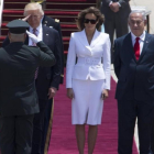 El presidente estadounidense, Donald Trump, y su mujer, Melania, son recibidos por el presidente israelí, Benjamin Netanyahu, y su esposa.-JIM HOLLANDER