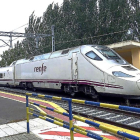 Tren que realizaba el trayecto Santander-Madrid, estacionado en Osorno (Palencia), tras la decisión del maquinista. I-ICAL