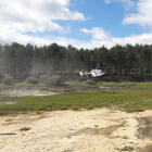 Un helicóptero de la Guardia Civil se suma a la búsqueda del joven desaparecido en aguas de Embalse de la Cuerda del Pozo.-ICAL