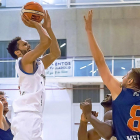 Kazadi lanza ante el punteo de Jesse Chuku en el Carramimbre-Melilla jugado en Zaratán en pretemporada.-P. REQUEJO