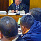 El acusado, en el centro con chaqueta con capucha, durante el juicio.-EFE / POOL