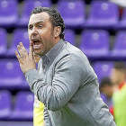 Sergio da órdenes a los jugadores durante el partido contra el Sporting.-J. M. LOSTAU