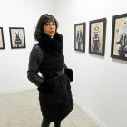 Paloma Pájaro junto a algunas de sus obras.-J. M. LOSTAU