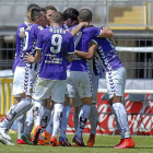Jugadores blanquivioleta festejan su gol en Las Palmas-Sánchez / Photo-Deporte