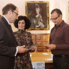 El alcalde de Palencia, Alfonso Polanco (D), la presidenta de la Asociación Palentina con el Pueblo Saharaui, Anna Cristina Aparicio (C) , y el concejal de Servicios Sociales, Luis Ángel Pérez (D), presentan el VIII Desfile de Moda a Beneficio del Pueblo -Ical