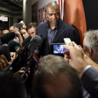 Hakeem Olajuwon fue homenajeado por los Rockets.-ERIC CHRISTIAN SMITH / AP