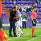 Jose recibe una carantoña de Herrera tras ser sustituido ante el Alcorcón.-MIGUEL ÁNGEL SANTOS