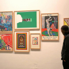 Un hombre contempla obras de Hockney, Lichtenstein y Warhol.-ICAL