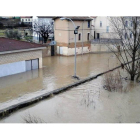 El río Ebro anegó ayer el barrio de Aquende en Miranda-ESTEFANÍA MALDONADO