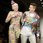 El diseñador estadounidense Jeremy Scott camina por la pasarela con la cantante estadounidense Miley Cyrus, tras presentar sus creaciones durante la semana de la moda de Nueva York.-Foto: JASON SZENES / EFE