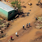 Las personas buscan refugio tras el paso del ciclón Idai en Mozambique.-REUTERS