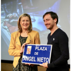 La consejera de Economía y Hacienda, Pilar del Olmo, entrega una placa de homenaje al hijo de Ángel Nieto.-ICAL