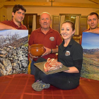 Ana, junto a Eloy (izquierda), su padre Javier y su hermano David, con las carnes rojas de la montaña y la célebre ‘olleta’.-ARGICOMUNICACIÓN