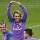 Modric, Bale y Kovacic, durante el entrenamiento de este sábado en la ciudad deportiva de Valdebebas.-EFE / MARISCAL
