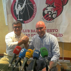 Paco García y Mike Hansen, ayer antes de la primera rueda de prensa del entrenador tras su renovación.-G. VELASCO