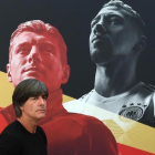 El seleccionador Löw, en la concentración de Alemania junto a una imagen de Kroos y Boateng.-/ AFP / CHRISTOF STACHE