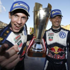 Sébastien Ogier (derecha) y su copiloto, Julien Ingrassia, con el trofeo del rali de Montecarlo.-Foto: AFP / VALERY HACHE