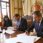 El alcalde de Valladolid, Óscar Puente, y la concejala de Cultura y Turismo, Ana Redondo, firman un convenio de colaboración con el director territorial de La Caixa, José Manuel Bilbao, entre la Fundación La Caixa y el Teatro Calderón-Ical