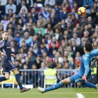 Antoñito observa la trayectoria del balón ante la salida de Courtois en la mejor ocasión del Valladolid ayer en el Bernabéu.-PHOTO-DEPORTE