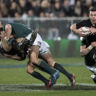 El neozelandés Ryan Crotty trata de avanzar durante el partido contra Sudáfrica-AP / BRETT PHIBBS
