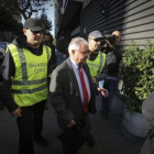 El tesorero de CDC, Andreu Viloca , escoltado por la Guardia Civil.-DANNY CAMNINAL