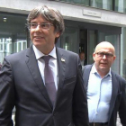 El abogado Gonzalo Boye, junto a Carles Puigdemont.-EL PERIÓDICO