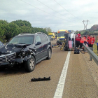 Los equipos de rescate, al fondo, atienden a uno de los atrapados en el coche que quedó semivolcado en la A-62 .-E. M.